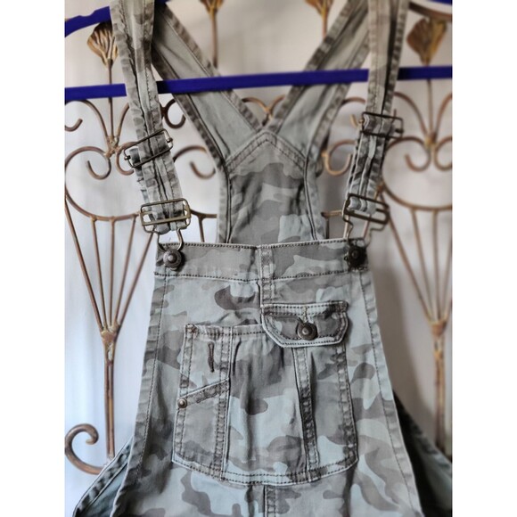 l.e.i. Junior Casual Outdoor Camouflage Bib Jumper Shorts Green Size M - Picture 3 of 6